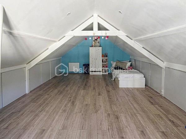 🏡 GAGNY (93220) – SPACIEUSE MAISON FAMILIALE DE 155 M² AVEC JARDIN SANS VIS-À-VIS !

✨ De beaux volumes, 4 chambres et un agréable espace extérieur : le cadre idéal pour accueillir toute la famille !

Vous recherchez une maison offrant de beaux espaces de vie, de nombreuses possibilités d’aménagement et un jardin préservé des regards ? Découvrez cette maison familiale située à Gagny, édifiée sur un terrain de 372 m².

🌿 UN EXTÉRIEUR AGRÉABLE ET INTIMISTE

Profitez d’un jardin sans vis-à-vis et d’une terrasse accessible directement depuis le séjour, idéale pour partager des moments conviviaux en famille ou entre amis.

🏠 UNE MAISON AUX BEAUX VOLUMES

Au rez-de-chaussée :

Une entrée avec rangements pour un accueil fonctionnel.
Une cuisine aménagée et équipée.
Une buanderie pratique au quotidien.
Un WC indépendant.
Un double séjour très lumineux avec accès direct à la terrasse et au jardin.
Au premier étage :

Un espace nuit composé de trois belles chambres avec placards.
Une salle de bains avec WC.
Au deuxième étage :

Des combles aménagés offrant un espace supplémentaire.
Une quatrième chambre de plus de 20 m², idéale pour une suite parentale, une chambre d’adolescent ou un espace polyvalent selon vos besoins.
🚗 LES ATOUTS SUPPLÉMENTAIRES

Un garage attenant à la maison.
Un abri de jardin.
Isolation des combles réalisée.
Toiture du garage refaite.
Menuiseries en double vitrage PVC.
Chauffage au gaz.
Fibre optique.
💰 INFORMATIONS COMPLÉMENTAIRES

Surface annoncée : 155 m².
Terrain : 372 m².
Taxe foncière : 1 940 €.
📍 GAGNY : UNE VILLE PRATIQUE POUR TOUTE LA FAMILLE

La commune dispose de nombreuses commodités pour faciliter le quotidien :

🏫 Écoles et établissements scolaires.
🛍️ Commerces de proximité, supermarchés et marché.
🚉 Gares RER E de Gagny et du Chénay-Gagny, selon le secteur, pour rejoindre Paris et les communes environnantes.
🩺 Professionnels de santé et services.
🌳 Espaces verts, équipements sportifs et activités de loisirs.
Les distances exactes avec les commerces, les écoles et les gares sont à préciser selon l’emplacement du bien.

❤️ UNE MAISON À DÉCOUVRIR POUR SES VOLUMES ET SON POTENTIEL !

Prix de vente à 399 000 euros FAI

Une opportunité pour les familles à la recherche d’espace, de confort et d’un extérieur agréable.

📩 Vous souhaitez en savoir plus ou organiser une visite ? Contactez-moi dès maintenant !