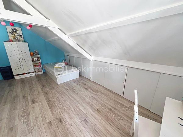 🏡 GAGNY (93220) – SPACIEUSE MAISON FAMILIALE DE 155 M² AVEC JARDIN SANS VIS-À-VIS !

✨ De beaux volumes, 4 chambres et un agréable espace extérieur : le cadre idéal pour accueillir toute la famille !

Vous recherchez une maison offrant de beaux espaces de vie, de nombreuses possibilités d’aménagement et un jardin préservé des regards ? Découvrez cette maison familiale située à Gagny, édifiée sur un terrain de 372 m².

🌿 UN EXTÉRIEUR AGRÉABLE ET INTIMISTE

Profitez d’un jardin sans vis-à-vis et d’une terrasse accessible directement depuis le séjour, idéale pour partager des moments conviviaux en famille ou entre amis.

🏠 UNE MAISON AUX BEAUX VOLUMES

Au rez-de-chaussée :

Une entrée avec rangements pour un accueil fonctionnel.
Une cuisine aménagée et équipée.
Une buanderie pratique au quotidien.
Un WC indépendant.
Un double séjour très lumineux avec accès direct à la terrasse et au jardin.
Au premier étage :

Un espace nuit composé de trois belles chambres avec placards.
Une salle de bains avec WC.
Au deuxième étage :

Des combles aménagés offrant un espace supplémentaire.
Une quatrième chambre de plus de 20 m², idéale pour une suite parentale, une chambre d’adolescent ou un espace polyvalent selon vos besoins.
🚗 LES ATOUTS SUPPLÉMENTAIRES

Un garage attenant à la maison.
Un abri de jardin.
Isolation des combles réalisée.
Toiture du garage refaite.
Menuiseries en double vitrage PVC.
Chauffage au gaz.
Fibre optique.
💰 INFORMATIONS COMPLÉMENTAIRES

Surface annoncée : 155 m².
Terrain : 372 m².
Taxe foncière : 1 940 €.
📍 GAGNY : UNE VILLE PRATIQUE POUR TOUTE LA FAMILLE

La commune dispose de nombreuses commodités pour faciliter le quotidien :

🏫 Écoles et établissements scolaires.
🛍️ Commerces de proximité, supermarchés et marché.
🚉 Gares RER E de Gagny et du Chénay-Gagny, selon le secteur, pour rejoindre Paris et les communes environnantes.
🩺 Professionnels de santé et services.
🌳 Espaces verts, équipements sportifs et activités de loisirs.
Les distances exactes avec les commerces, les écoles et les gares sont à préciser selon l’emplacement du bien.

❤️ UNE MAISON À DÉCOUVRIR POUR SES VOLUMES ET SON POTENTIEL !

Prix de vente à 399 000 euros FAI

Une opportunité pour les familles à la recherche d’espace, de confort et d’un extérieur agréable.

📩 Vous souhaitez en savoir plus ou organiser une visite ? Contactez-moi dès maintenant !