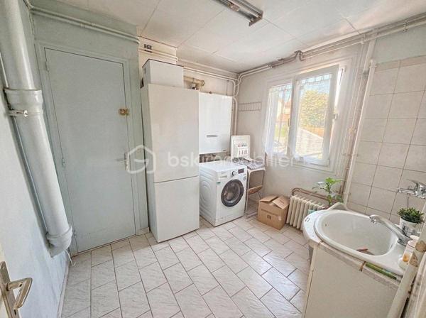🏡 GAGNY (93220) – SPACIEUSE MAISON FAMILIALE DE 155 M² AVEC JARDIN SANS VIS-À-VIS !

✨ De beaux volumes, 4 chambres et un agréable espace extérieur : le cadre idéal pour accueillir toute la famille !

Vous recherchez une maison offrant de beaux espaces de vie, de nombreuses possibilités d’aménagement et un jardin préservé des regards ? Découvrez cette maison familiale située à Gagny, édifiée sur un terrain de 372 m².

🌿 UN EXTÉRIEUR AGRÉABLE ET INTIMISTE

Profitez d’un jardin sans vis-à-vis et d’une terrasse accessible directement depuis le séjour, idéale pour partager des moments conviviaux en famille ou entre amis.

🏠 UNE MAISON AUX BEAUX VOLUMES

Au rez-de-chaussée :

Une entrée avec rangements pour un accueil fonctionnel.
Une cuisine aménagée et équipée.
Une buanderie pratique au quotidien.
Un WC indépendant.
Un double séjour très lumineux avec accès direct à la terrasse et au jardin.
Au premier étage :

Un espace nuit composé de trois belles chambres avec placards.
Une salle de bains avec WC.
Au deuxième étage :

Des combles aménagés offrant un espace supplémentaire.
Une quatrième chambre de plus de 20 m², idéale pour une suite parentale, une chambre d’adolescent ou un espace polyvalent selon vos besoins.
🚗 LES ATOUTS SUPPLÉMENTAIRES

Un garage attenant à la maison.
Un abri de jardin.
Isolation des combles réalisée.
Toiture du garage refaite.
Menuiseries en double vitrage PVC.
Chauffage au gaz.
Fibre optique.
💰 INFORMATIONS COMPLÉMENTAIRES

Surface annoncée : 155 m².
Terrain : 372 m².
Taxe foncière : 1 940 €.
📍 GAGNY : UNE VILLE PRATIQUE POUR TOUTE LA FAMILLE

La commune dispose de nombreuses commodités pour faciliter le quotidien :

🏫 Écoles et établissements scolaires.
🛍️ Commerces de proximité, supermarchés et marché.
🚉 Gares RER E de Gagny et du Chénay-Gagny, selon le secteur, pour rejoindre Paris et les communes environnantes.
🩺 Professionnels de santé et services.
🌳 Espaces verts, équipements sportifs et activités de loisirs.
Les distances exactes avec les commerces, les écoles et les gares sont à préciser selon l’emplacement du bien.

❤️ UNE MAISON À DÉCOUVRIR POUR SES VOLUMES ET SON POTENTIEL !

Prix de vente à 399 000 euros FAI

Une opportunité pour les familles à la recherche d’espace, de confort et d’un extérieur agréable.

📩 Vous souhaitez en savoir plus ou organiser une visite ? Contactez-moi dès maintenant !
