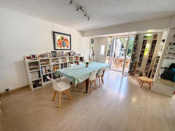 🏡 GAGNY (93220) – SPACIEUSE MAISON FAMILIALE DE 155 M² AVEC JARDIN SANS VIS-À-VIS !

✨ De beaux volumes, 4 chambres et un agréable espace extérieur : le cadre idéal pour accueillir toute la famille !

Vous recherchez une maison offrant de beaux espaces de vie, de nombreuses possibilités d’aménagement et un jardin préservé des regards ? Découvrez cette maison familiale située à Gagny, édifiée sur un terrain de 372 m².

🌿 UN EXTÉRIEUR AGRÉABLE ET INTIMISTE

Profitez d’un jardin sans vis-à-vis et d’une terrasse accessible directement depuis le séjour, idéale pour partager des moments conviviaux en famille ou entre amis.

🏠 UNE MAISON AUX BEAUX VOLUMES

Au rez-de-chaussée :

Une entrée avec rangements pour un accueil fonctionnel.
Une cuisine aménagée et équipée.
Une buanderie pratique au quotidien.
Un WC indépendant.
Un double séjour très lumineux avec accès direct à la terrasse et au jardin.
Au premier étage :

Un espace nuit composé de trois belles chambres avec placards.
Une salle de bains avec WC.
Au deuxième étage :

Des combles aménagés offrant un espace supplémentaire.
Une quatrième chambre de plus de 20 m², idéale pour une suite parentale, une chambre d’adolescent ou un espace polyvalent selon vos besoins.
🚗 LES ATOUTS SUPPLÉMENTAIRES

Un garage attenant à la maison.
Un abri de jardin.
Isolation des combles réalisée.
Toiture du garage refaite.
Menuiseries en double vitrage PVC.
Chauffage au gaz.
Fibre optique.
💰 INFORMATIONS COMPLÉMENTAIRES

Surface annoncée : 155 m².
Terrain : 372 m².
Taxe foncière : 1 940 €.
📍 GAGNY : UNE VILLE PRATIQUE POUR TOUTE LA FAMILLE

La commune dispose de nombreuses commodités pour faciliter le quotidien :

🏫 Écoles et établissements scolaires.
🛍️ Commerces de proximité, supermarchés et marché.
🚉 Gares RER E de Gagny et du Chénay-Gagny, selon le secteur, pour rejoindre Paris et les communes environnantes.
🩺 Professionnels de santé et services.
🌳 Espaces verts, équipements sportifs et activités de loisirs.
Les distances exactes avec les commerces, les écoles et les gares sont à préciser selon l’emplacement du bien.

❤️ UNE MAISON À DÉCOUVRIR POUR SES VOLUMES ET SON POTENTIEL !

Prix de vente à 399 000 euros FAI

Une opportunité pour les familles à la recherche d’espace, de confort et d’un extérieur agréable.

📩 Vous souhaitez en savoir plus ou organiser une visite ? Contactez-moi dès maintenant !