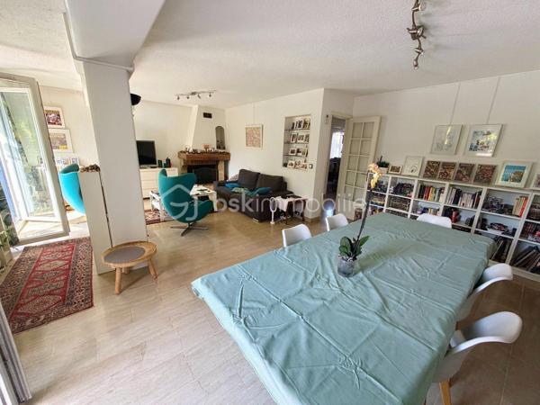 🏡 GAGNY (93220) – SPACIEUSE MAISON FAMILIALE DE 155 M² AVEC JARDIN SANS VIS-À-VIS !

✨ De beaux volumes, 4 chambres et un agréable espace extérieur : le cadre idéal pour accueillir toute la famille !

Vous recherchez une maison offrant de beaux espaces de vie, de nombreuses possibilités d’aménagement et un jardin préservé des regards ? Découvrez cette maison familiale située à Gagny, édifiée sur un terrain de 372 m².

🌿 UN EXTÉRIEUR AGRÉABLE ET INTIMISTE

Profitez d’un jardin sans vis-à-vis et d’une terrasse accessible directement depuis le séjour, idéale pour partager des moments conviviaux en famille ou entre amis.

🏠 UNE MAISON AUX BEAUX VOLUMES

Au rez-de-chaussée :

Une entrée avec rangements pour un accueil fonctionnel.
Une cuisine aménagée et équipée.
Une buanderie pratique au quotidien.
Un WC indépendant.
Un double séjour très lumineux avec accès direct à la terrasse et au jardin.
Au premier étage :

Un espace nuit composé de trois belles chambres avec placards.
Une salle de bains avec WC.
Au deuxième étage :

Des combles aménagés offrant un espace supplémentaire.
Une quatrième chambre de plus de 20 m², idéale pour une suite parentale, une chambre d’adolescent ou un espace polyvalent selon vos besoins.
🚗 LES ATOUTS SUPPLÉMENTAIRES

Un garage attenant à la maison.
Un abri de jardin.
Isolation des combles réalisée.
Toiture du garage refaite.
Menuiseries en double vitrage PVC.
Chauffage au gaz.
Fibre optique.
💰 INFORMATIONS COMPLÉMENTAIRES

Surface annoncée : 155 m².
Terrain : 372 m².
Taxe foncière : 1 940 €.
📍 GAGNY : UNE VILLE PRATIQUE POUR TOUTE LA FAMILLE

La commune dispose de nombreuses commodités pour faciliter le quotidien :

🏫 Écoles et établissements scolaires.
🛍️ Commerces de proximité, supermarchés et marché.
🚉 Gares RER E de Gagny et du Chénay-Gagny, selon le secteur, pour rejoindre Paris et les communes environnantes.
🩺 Professionnels de santé et services.
🌳 Espaces verts, équipements sportifs et activités de loisirs.
Les distances exactes avec les commerces, les écoles et les gares sont à préciser selon l’emplacement du bien.

❤️ UNE MAISON À DÉCOUVRIR POUR SES VOLUMES ET SON POTENTIEL !

Prix de vente à 399 000 euros FAI

Une opportunité pour les familles à la recherche d’espace, de confort et d’un extérieur agréable.

📩 Vous souhaitez en savoir plus ou organiser une visite ? Contactez-moi dès maintenant !