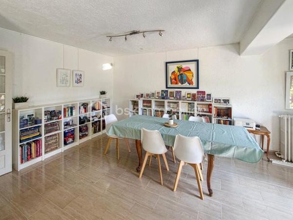 🏡 GAGNY (93220) – SPACIEUSE MAISON FAMILIALE DE 155 M² AVEC JARDIN SANS VIS-À-VIS !

✨ De beaux volumes, 4 chambres et un agréable espace extérieur : le cadre idéal pour accueillir toute la famille !

Vous recherchez une maison offrant de beaux espaces de vie, de nombreuses possibilités d’aménagement et un jardin préservé des regards ? Découvrez cette maison familiale située à Gagny, édifiée sur un terrain de 372 m².

🌿 UN EXTÉRIEUR AGRÉABLE ET INTIMISTE

Profitez d’un jardin sans vis-à-vis et d’une terrasse accessible directement depuis le séjour, idéale pour partager des moments conviviaux en famille ou entre amis.

🏠 UNE MAISON AUX BEAUX VOLUMES

Au rez-de-chaussée :

Une entrée avec rangements pour un accueil fonctionnel.
Une cuisine aménagée et équipée.
Une buanderie pratique au quotidien.
Un WC indépendant.
Un double séjour très lumineux avec accès direct à la terrasse et au jardin.
Au premier étage :

Un espace nuit composé de trois belles chambres avec placards.
Une salle de bains avec WC.
Au deuxième étage :

Des combles aménagés offrant un espace supplémentaire.
Une quatrième chambre de plus de 20 m², idéale pour une suite parentale, une chambre d’adolescent ou un espace polyvalent selon vos besoins.
🚗 LES ATOUTS SUPPLÉMENTAIRES

Un garage attenant à la maison.
Un abri de jardin.
Isolation des combles réalisée.
Toiture du garage refaite.
Menuiseries en double vitrage PVC.
Chauffage au gaz.
Fibre optique.
💰 INFORMATIONS COMPLÉMENTAIRES

Surface annoncée : 155 m².
Terrain : 372 m².
Taxe foncière : 1 940 €.
📍 GAGNY : UNE VILLE PRATIQUE POUR TOUTE LA FAMILLE

La commune dispose de nombreuses commodités pour faciliter le quotidien :

🏫 Écoles et établissements scolaires.
🛍️ Commerces de proximité, supermarchés et marché.
🚉 Gares RER E de Gagny et du Chénay-Gagny, selon le secteur, pour rejoindre Paris et les communes environnantes.
🩺 Professionnels de santé et services.
🌳 Espaces verts, équipements sportifs et activités de loisirs.
Les distances exactes avec les commerces, les écoles et les gares sont à préciser selon l’emplacement du bien.

❤️ UNE MAISON À DÉCOUVRIR POUR SES VOLUMES ET SON POTENTIEL !

Prix de vente à 399 000 euros FAI

Une opportunité pour les familles à la recherche d’espace, de confort et d’un extérieur agréable.

📩 Vous souhaitez en savoir plus ou organiser une visite ? Contactez-moi dès maintenant !