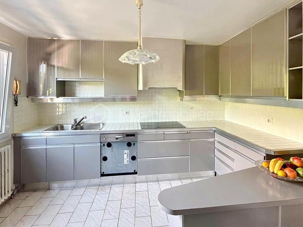 🏡 GAGNY (93220) – SPACIEUSE MAISON FAMILIALE DE 155 M² AVEC JARDIN SANS VIS-À-VIS !

✨ De beaux volumes, 4 chambres et un agréable espace extérieur : le cadre idéal pour accueillir toute la famille !

Vous recherchez une maison offrant de beaux espaces de vie, de nombreuses possibilités d’aménagement et un jardin préservé des regards ? Découvrez cette maison familiale située à Gagny, édifiée sur un terrain de 372 m².

🌿 UN EXTÉRIEUR AGRÉABLE ET INTIMISTE

Profitez d’un jardin sans vis-à-vis et d’une terrasse accessible directement depuis le séjour, idéale pour partager des moments conviviaux en famille ou entre amis.

🏠 UNE MAISON AUX BEAUX VOLUMES

Au rez-de-chaussée :

Une entrée avec rangements pour un accueil fonctionnel.
Une cuisine aménagée et équipée.
Une buanderie pratique au quotidien.
Un WC indépendant.
Un double séjour très lumineux avec accès direct à la terrasse et au jardin.
Au premier étage :

Un espace nuit composé de trois belles chambres avec placards.
Une salle de bains avec WC.
Au deuxième étage :

Des combles aménagés offrant un espace supplémentaire.
Une quatrième chambre de plus de 20 m², idéale pour une suite parentale, une chambre d’adolescent ou un espace polyvalent selon vos besoins.
🚗 LES ATOUTS SUPPLÉMENTAIRES

Un garage attenant à la maison.
Un abri de jardin.
Isolation des combles réalisée.
Toiture du garage refaite.
Menuiseries en double vitrage PVC.
Chauffage au gaz.
Fibre optique.
💰 INFORMATIONS COMPLÉMENTAIRES

Surface annoncée : 155 m².
Terrain : 372 m².
Taxe foncière : 1 940 €.
📍 GAGNY : UNE VILLE PRATIQUE POUR TOUTE LA FAMILLE

La commune dispose de nombreuses commodités pour faciliter le quotidien :

🏫 Écoles et établissements scolaires.
🛍️ Commerces de proximité, supermarchés et marché.
🚉 Gares RER E de Gagny et du Chénay-Gagny, selon le secteur, pour rejoindre Paris et les communes environnantes.
🩺 Professionnels de santé et services.
🌳 Espaces verts, équipements sportifs et activités de loisirs.
Les distances exactes avec les commerces, les écoles et les gares sont à préciser selon l’emplacement du bien.

❤️ UNE MAISON À DÉCOUVRIR POUR SES VOLUMES ET SON POTENTIEL !

Prix de vente à 399 000 euros FAI

Une opportunité pour les familles à la recherche d’espace, de confort et d’un extérieur agréable.

📩 Vous souhaitez en savoir plus ou organiser une visite ? Contactez-moi dès maintenant !