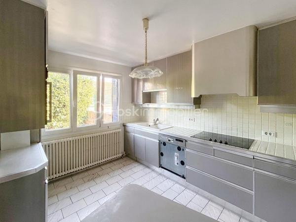 🏡 GAGNY (93220) – SPACIEUSE MAISON FAMILIALE DE 155 M² AVEC JARDIN SANS VIS-À-VIS !

✨ De beaux volumes, 4 chambres et un agréable espace extérieur : le cadre idéal pour accueillir toute la famille !

Vous recherchez une maison offrant de beaux espaces de vie, de nombreuses possibilités d’aménagement et un jardin préservé des regards ? Découvrez cette maison familiale située à Gagny, édifiée sur un terrain de 372 m².

🌿 UN EXTÉRIEUR AGRÉABLE ET INTIMISTE

Profitez d’un jardin sans vis-à-vis et d’une terrasse accessible directement depuis le séjour, idéale pour partager des moments conviviaux en famille ou entre amis.

🏠 UNE MAISON AUX BEAUX VOLUMES

Au rez-de-chaussée :

Une entrée avec rangements pour un accueil fonctionnel.
Une cuisine aménagée et équipée.
Une buanderie pratique au quotidien.
Un WC indépendant.
Un double séjour très lumineux avec accès direct à la terrasse et au jardin.
Au premier étage :

Un espace nuit composé de trois belles chambres avec placards.
Une salle de bains avec WC.
Au deuxième étage :

Des combles aménagés offrant un espace supplémentaire.
Une quatrième chambre de plus de 20 m², idéale pour une suite parentale, une chambre d’adolescent ou un espace polyvalent selon vos besoins.
🚗 LES ATOUTS SUPPLÉMENTAIRES

Un garage attenant à la maison.
Un abri de jardin.
Isolation des combles réalisée.
Toiture du garage refaite.
Menuiseries en double vitrage PVC.
Chauffage au gaz.
Fibre optique.
💰 INFORMATIONS COMPLÉMENTAIRES

Surface annoncée : 155 m².
Terrain : 372 m².
Taxe foncière : 1 940 €.
📍 GAGNY : UNE VILLE PRATIQUE POUR TOUTE LA FAMILLE

La commune dispose de nombreuses commodités pour faciliter le quotidien :

🏫 Écoles et établissements scolaires.
🛍️ Commerces de proximité, supermarchés et marché.
🚉 Gares RER E de Gagny et du Chénay-Gagny, selon le secteur, pour rejoindre Paris et les communes environnantes.
🩺 Professionnels de santé et services.
🌳 Espaces verts, équipements sportifs et activités de loisirs.
Les distances exactes avec les commerces, les écoles et les gares sont à préciser selon l’emplacement du bien.

❤️ UNE MAISON À DÉCOUVRIR POUR SES VOLUMES ET SON POTENTIEL !

Prix de vente à 399 000 euros FAI

Une opportunité pour les familles à la recherche d’espace, de confort et d’un extérieur agréable.

📩 Vous souhaitez en savoir plus ou organiser une visite ? Contactez-moi dès maintenant !