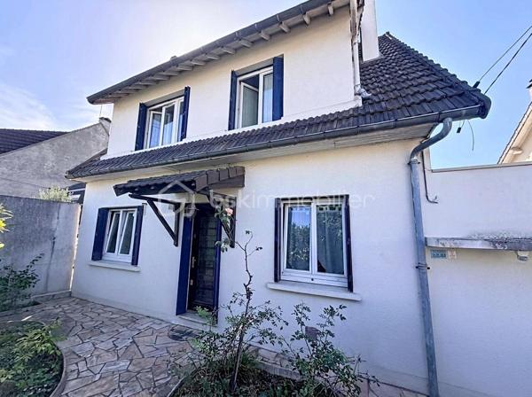 🏡 GAGNY (93220) – SPACIEUSE MAISON FAMILIALE DE 155 M² AVEC JARDIN SANS VIS-À-VIS !

✨ De beaux volumes, 4 chambres et un agréable espace extérieur : le cadre idéal pour accueillir toute la famille !

Vous recherchez une maison offrant de beaux espaces de vie, de nombreuses possibilités d’aménagement et un jardin préservé des regards ? Découvrez cette maison familiale située à Gagny, édifiée sur un terrain de 372 m².

🌿 UN EXTÉRIEUR AGRÉABLE ET INTIMISTE

Profitez d’un jardin sans vis-à-vis et d’une terrasse accessible directement depuis le séjour, idéale pour partager des moments conviviaux en famille ou entre amis.

🏠 UNE MAISON AUX BEAUX VOLUMES

Au rez-de-chaussée :

Une entrée avec rangements pour un accueil fonctionnel.
Une cuisine aménagée et équipée.
Une buanderie pratique au quotidien.
Un WC indépendant.
Un double séjour très lumineux avec accès direct à la terrasse et au jardin.
Au premier étage :

Un espace nuit composé de trois belles chambres avec placards.
Une salle de bains avec WC.
Au deuxième étage :

Des combles aménagés offrant un espace supplémentaire.
Une quatrième chambre de plus de 20 m², idéale pour une suite parentale, une chambre d’adolescent ou un espace polyvalent selon vos besoins.
🚗 LES ATOUTS SUPPLÉMENTAIRES

Un garage attenant à la maison.
Un abri de jardin.
Isolation des combles réalisée.
Toiture du garage refaite.
Menuiseries en double vitrage PVC.
Chauffage au gaz.
Fibre optique.
💰 INFORMATIONS COMPLÉMENTAIRES

Surface annoncée : 155 m².
Terrain : 372 m².
Taxe foncière : 1 940 €.
📍 GAGNY : UNE VILLE PRATIQUE POUR TOUTE LA FAMILLE

La commune dispose de nombreuses commodités pour faciliter le quotidien :

🏫 Écoles et établissements scolaires.
🛍️ Commerces de proximité, supermarchés et marché.
🚉 Gares RER E de Gagny et du Chénay-Gagny, selon le secteur, pour rejoindre Paris et les communes environnantes.
🩺 Professionnels de santé et services.
🌳 Espaces verts, équipements sportifs et activités de loisirs.
Les distances exactes avec les commerces, les écoles et les gares sont à préciser selon l’emplacement du bien.

❤️ UNE MAISON À DÉCOUVRIR POUR SES VOLUMES ET SON POTENTIEL !

Prix de vente à 399 000 euros FAI

Une opportunité pour les familles à la recherche d’espace, de confort et d’un extérieur agréable.

📩 Vous souhaitez en savoir plus ou organiser une visite ? Contactez-moi dès maintenant !