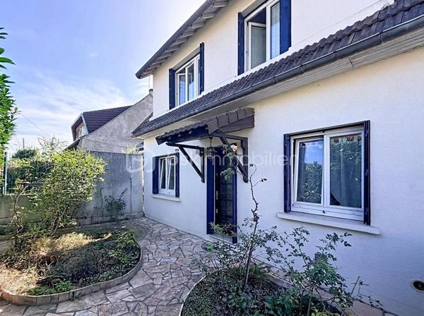 🏡 GAGNY (93220) – SPACIEUSE MAISON FAMILIALE DE 155 M² AVEC JARDIN SANS VIS-À-VIS !

✨ De beaux volumes, 4 chambres et un agréable espace extérieur : le cadre idéal pour accueillir toute la famille !

Vous recherchez une maison offrant de beaux espaces de vie, de nombreuses possibilités d’aménagement et un jardin préservé des regards ? Découvrez cette maison familiale située à Gagny, édifiée sur un terrain de 372 m².

🌿 UN EXTÉRIEUR AGRÉABLE ET INTIMISTE

Profitez d’un jardin sans vis-à-vis et d’une terrasse accessible directement depuis le séjour, idéale pour partager des moments conviviaux en famille ou entre amis.

🏠 UNE MAISON AUX BEAUX VOLUMES

Au rez-de-chaussée :

Une entrée avec rangements pour un accueil fonctionnel.
Une cuisine aménagée et équipée.
Une buanderie pratique au quotidien.
Un WC indépendant.
Un double séjour très lumineux avec accès direct à la terrasse et au jardin.
Au premier étage :

Un espace nuit composé de trois belles chambres avec placards.
Une salle de bains avec WC.
Au deuxième étage :

Des combles aménagés offrant un espace supplémentaire.
Une quatrième chambre de plus de 20 m², idéale pour une suite parentale, une chambre d’adolescent ou un espace polyvalent selon vos besoins.
🚗 LES ATOUTS SUPPLÉMENTAIRES

Un garage attenant à la maison.
Un abri de jardin.
Isolation des combles réalisée.
Toiture du garage refaite.
Menuiseries en double vitrage PVC.
Chauffage au gaz.
Fibre optique.
💰 INFORMATIONS COMPLÉMENTAIRES

Surface annoncée : 155 m².
Terrain : 372 m².
Taxe foncière : 1 940 €.
📍 GAGNY : UNE VILLE PRATIQUE POUR TOUTE LA FAMILLE

La commune dispose de nombreuses commodités pour faciliter le quotidien :

🏫 Écoles et établissements scolaires.
🛍️ Commerces de proximité, supermarchés et marché.
🚉 Gares RER E de Gagny et du Chénay-Gagny, selon le secteur, pour rejoindre Paris et les communes environnantes.
🩺 Professionnels de santé et services.
🌳 Espaces verts, équipements sportifs et activités de loisirs.
Les distances exactes avec les commerces, les écoles et les gares sont à préciser selon l’emplacement du bien.

❤️ UNE MAISON À DÉCOUVRIR POUR SES VOLUMES ET SON POTENTIEL !

Prix de vente à 399 000 euros FAI

Une opportunité pour les familles à la recherche d’espace, de confort et d’un extérieur agréable.

📩 Vous souhaitez en savoir plus ou organiser une visite ? Contactez-moi dès maintenant !