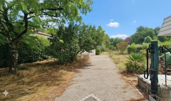 Maison à vendre 8 pièces SAINT YRIEIX SUR CHARENTE (16) avec grand terrain