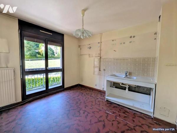 Appartement type T4 transformé en T3  2eme étage
