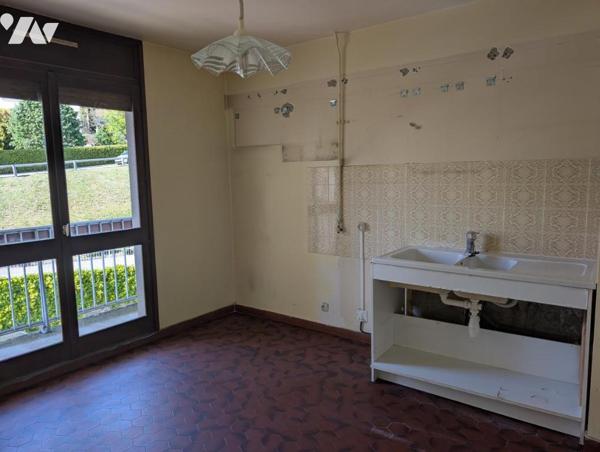 Appartement type T4 transformé en T3  2eme étage