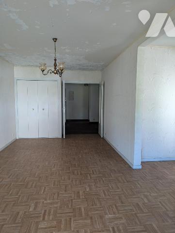 Appartement type T4 transformé en T3  2eme étage