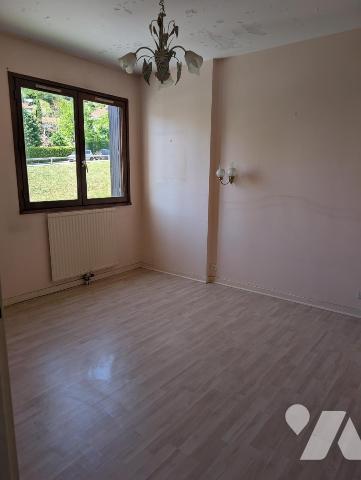 Appartement type T4 transformé en T3  2eme étage