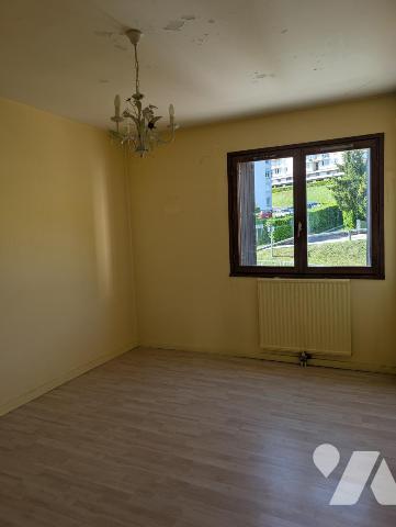 Appartement type T4 transformé en T3  2eme étage