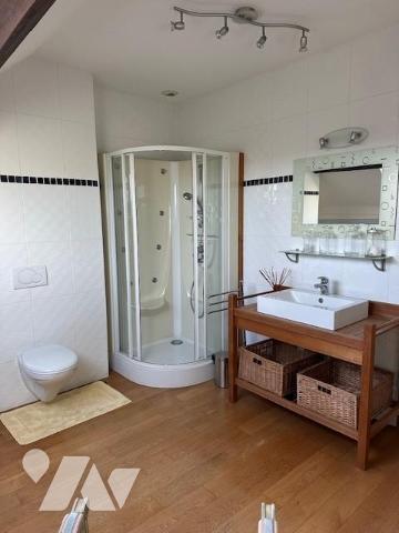 Maison de caractère avec 5 chambres proche commerce et école