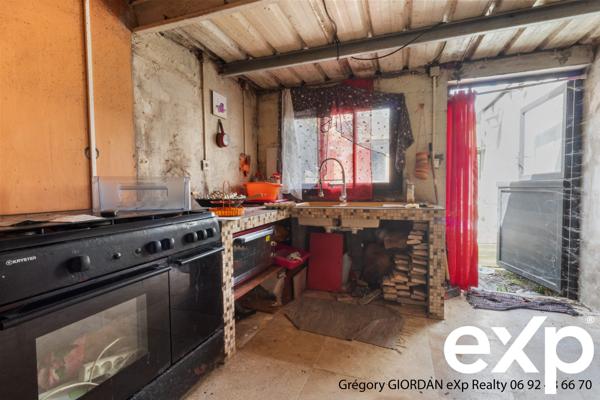 En exclusivité eXp France, Grégory Giordan vous propose ce triplex de quatre pièces situé au Tampon.