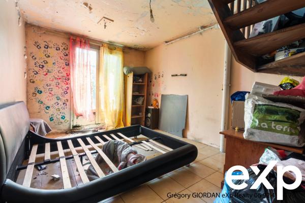 En exclusivité eXp France, Grégory Giordan vous propose ce triplex de quatre pièces situé au Tampon.