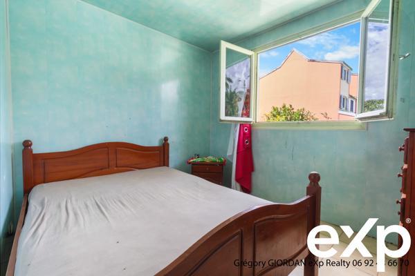 En exclusivité eXp France, Grégory Giordan vous propose ce triplex de quatre pièces situé au Tampon.