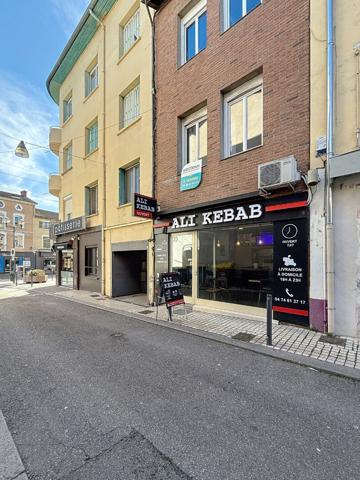 Immeuble Meximieux composé d'un commerce et d'un appartement de type 3