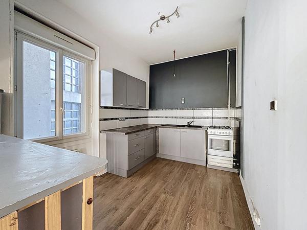 Immeuble Meximieux composé d'un commerce et d'un appartement de type 3