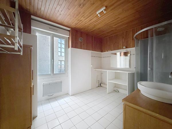 Immeuble Meximieux composé d'un commerce et d'un appartement de type 3