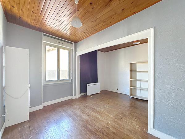 Immeuble Meximieux composé d'un commerce et d'un appartement de type 3