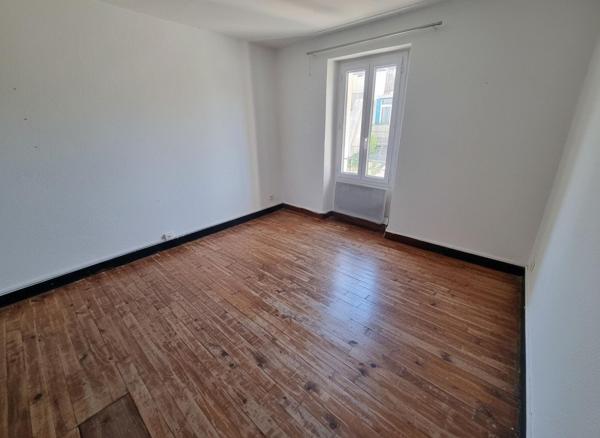 Maison avec terrasse, à côté d'un parking gratuit