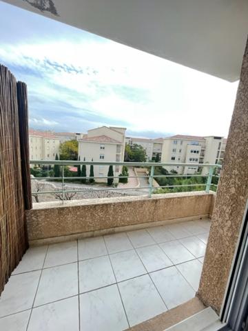 TIMONE -BAILLE : Studio meublé avec terrasse