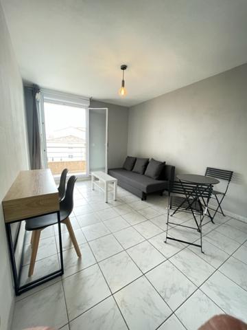 TIMONE -BAILLE : Studio meublé avec terrasse
