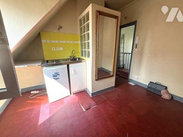 PARIS 17EME - METRO PEREIRE - STUDETTE MANSARDEE (9,70 m² au sol)
