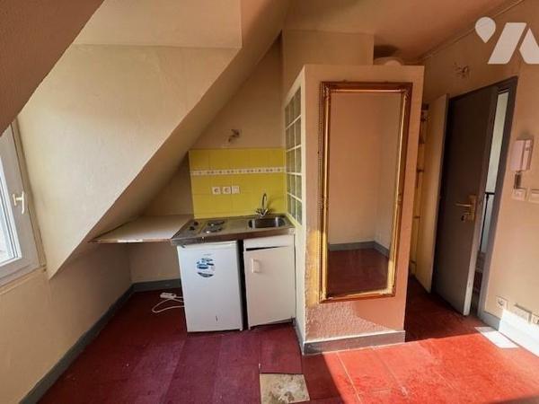 PARIS 17EME - METRO PEREIRE - STUDETTE MANSARDEE (9,70 m² au sol)