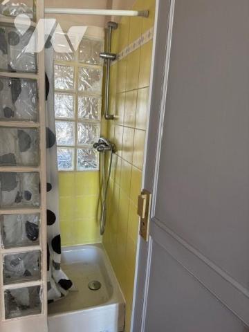 PARIS 17EME - METRO PEREIRE - STUDETTE MANSARDEE (9,70 m² au sol)
