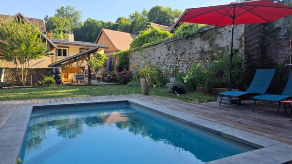 Maison de ville, 3 chambres, Le Pont De Beauvoisin avec jardin et pisicne