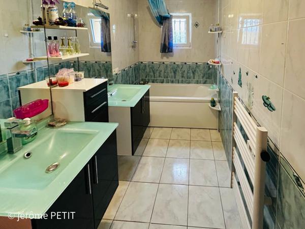 proche de chateaubriant , maison de plain-pied de 100 m2, sur un terrain de 3000m2, 3 chambres , et une dépend