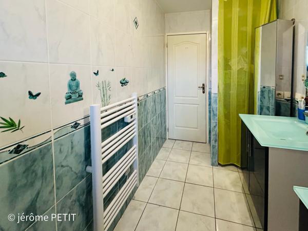 proche de chateaubriant , maison de plain-pied de 100 m2, sur un terrain de 3000m2, 3 chambres , et une dépend