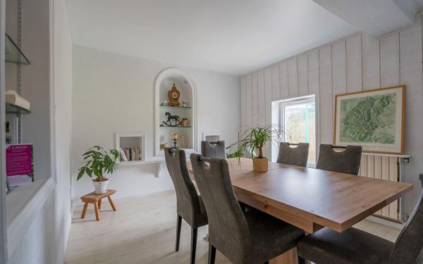 Maison à vendre    8 pièces •  Saint-Vincent-de-Reins