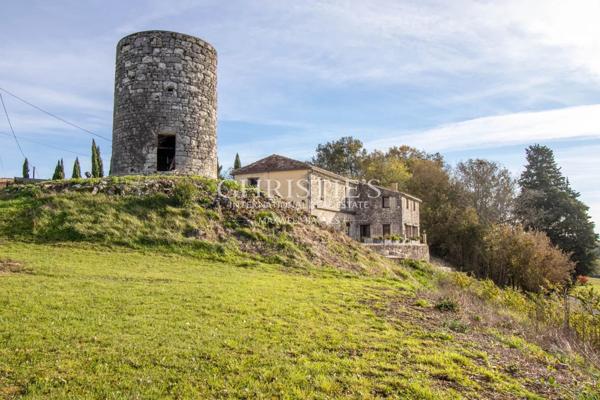La Maison du Moulin, perchée au sommet d’une colline, offre des vues spectaculaires et panoramiques