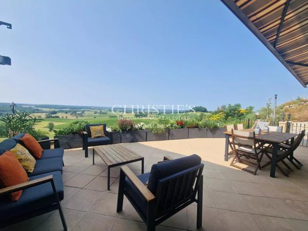 La Maison du Moulin, perchée au sommet d’une colline, offre des vues spectaculaires et panoramiques