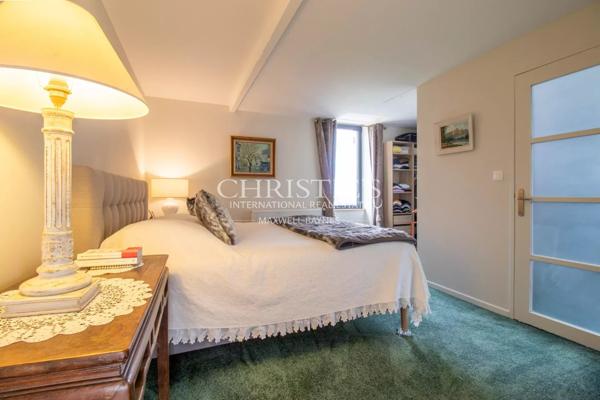 La Maison du Moulin, perchée au sommet d’une colline, offre des vues spectaculaires et panoramiques