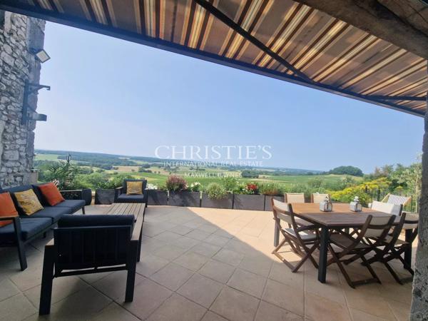 La Maison du Moulin, perchée au sommet d’une colline, offre des vues spectaculaires et panoramiques