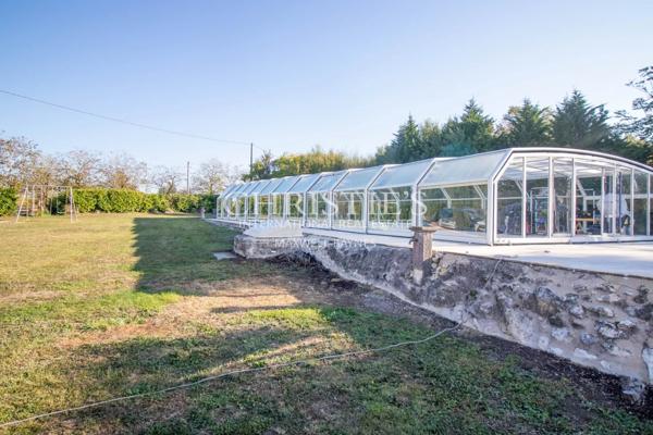 La Maison du Moulin, perchée au sommet d’une colline, offre des vues spectaculaires et panoramiques