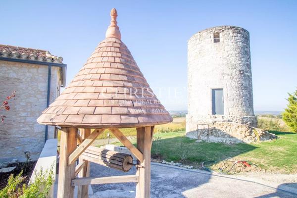 La Maison du Moulin, perchée au sommet d’une colline, offre des vues spectaculaires et panoramiques