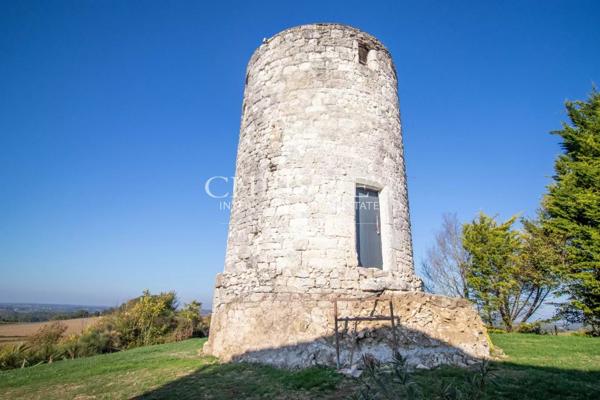 La Maison du Moulin, perchée au sommet d’une colline, offre des vues spectaculaires et panoramiques
