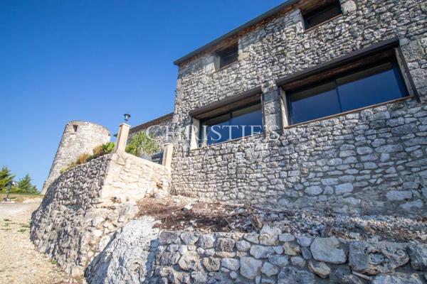 La Maison du Moulin, perchée au sommet d’une colline, offre des vues spectaculaires et panoramiques
