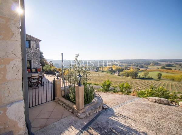 La Maison du Moulin, perchée au sommet d’une colline, offre des vues spectaculaires et panoramiques