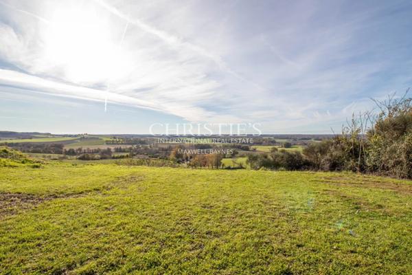 La Maison du Moulin, perchée au sommet d’une colline, offre des vues spectaculaires et panoramiques