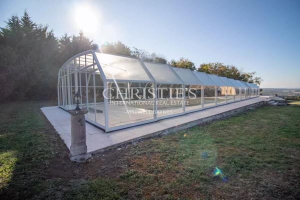 La Maison du Moulin, perchée au sommet d’une colline, offre des vues spectaculaires et panoramiques