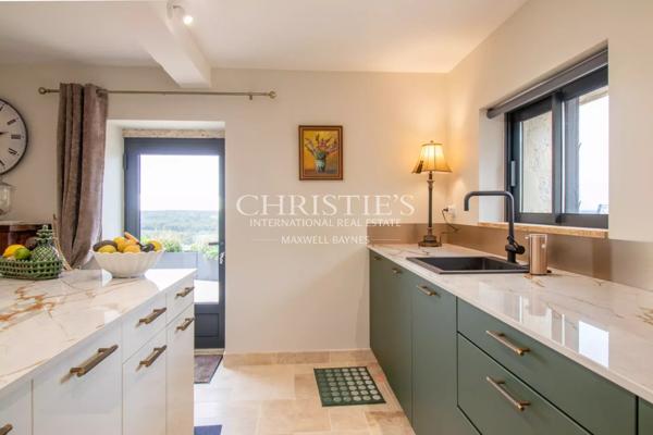 La Maison du Moulin, perchée au sommet d’une colline, offre des vues spectaculaires et panoramiques