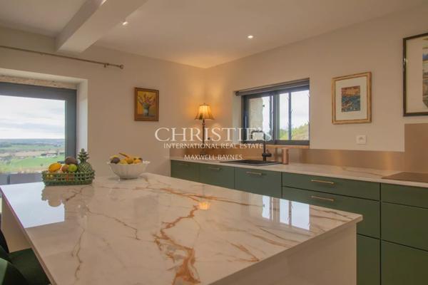 La Maison du Moulin, perchée au sommet d’une colline, offre des vues spectaculaires et panoramiques