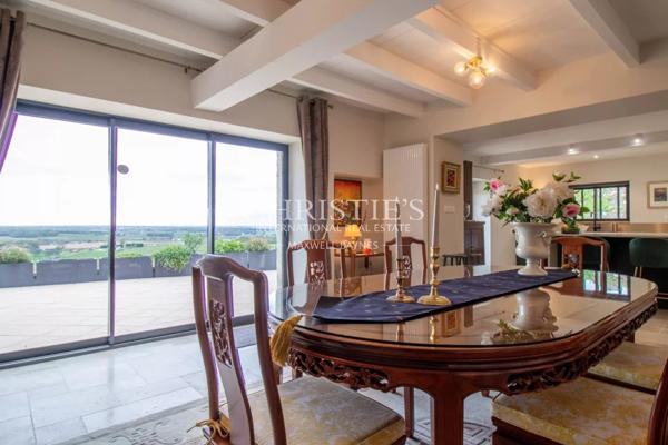 La Maison du Moulin, perchée au sommet d’une colline, offre des vues spectaculaires et panoramiques