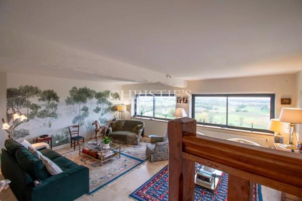 La Maison du Moulin, perchée au sommet d’une colline, offre des vues spectaculaires et panoramiques