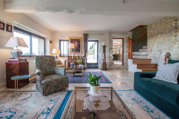 La Maison du Moulin, perchée au sommet d’une colline, offre des vues spectaculaires et panoramiques